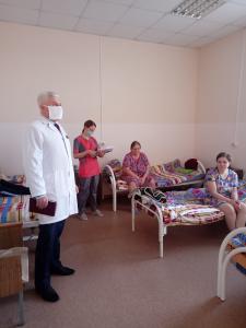 6 декабря  главный врач ГБУЗ "Шемышейская участковая больница" Попков В. Н. провел еженедельный обход в терапевтическом отделении стационара.